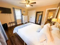 Fun House/King Bed - Close to Town/Full of Entertainment!