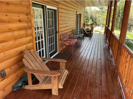 Riverfront Cabin : The Cozy Brown Trout Lodge