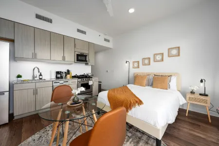 Contemporary Studio in DT BHAM! l Private Balcony Отели рядом с достопримечательностью «Университет Алабама в Бирмингем»