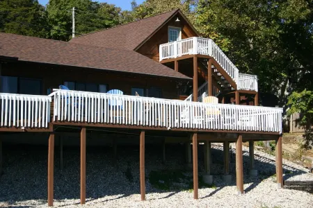 Large Lakefront Family Retreat on Quiet and Lively Cove