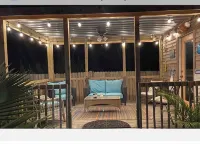 Cute Bungalow, Hot tub, game room,fenced yard