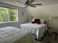 Lake Michigan Beachfront, Remodeled, close to Tunnel of Trees and Harbor Springs Hotel a Emmet County