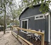 Cozy Country Cottage; Family RetreatJust minutes from Circle T