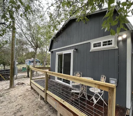 Cozy Country Cottage; Family RetreatJust minutes from Circle T