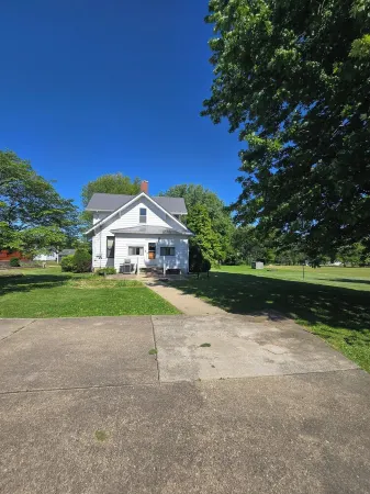 Beautiful Vintage Farmhouse, Sleeps 12, Cozy Serene Getaway!