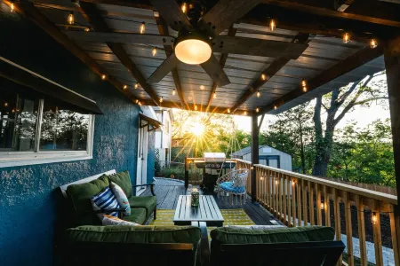 Cozy Dwntwn Branson Boho Bungalow. Deck-Firepit Area. B-Landing & Hspital 3-min.