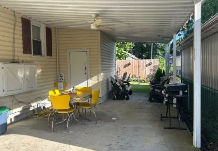 Hidden Gem Close to Lake!