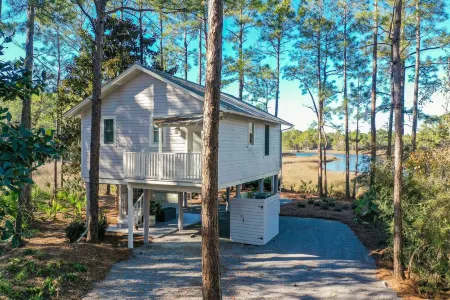 ★Luxuriously Romantic One-Of-A-Kind Treehouse w/Canoe, Fire Pit and More★