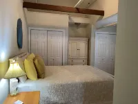 Beautifully Renovated Downtown Luxury Condo, a block from the rock!