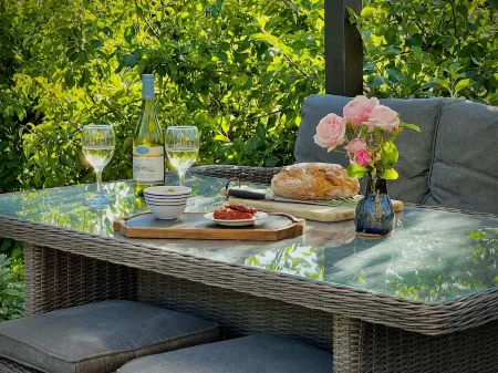 Cosy 3-bedroom home with garden and log burner, close to the City of Bath. Отели рядом с достопримечательностью «Tithe Barn»