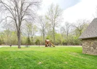 Rustic Retreat 3Bed/3Ba Walk In Quiet Close to Lake TaneyComo & The Landing