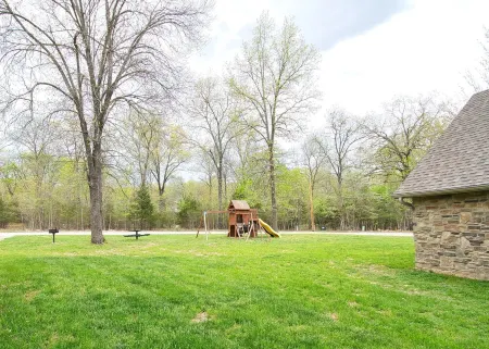 Rustic Retreat 3Bed/3Ba Walk In Quiet Close to Lake TaneyComo & The Landing