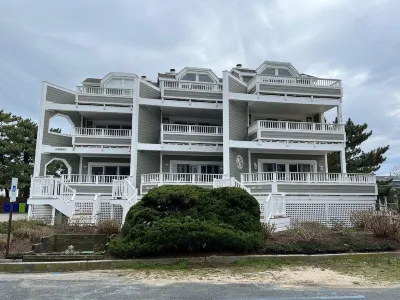 BEACH VIEWS FROM ALL 5 DECKS! HOT TUB! STEPS TO THE BEACH 듀이 비치 주변 호텔