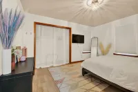 Modern 3 BR Minutes to WI Statefair, MKE Zoo, Brewers, & Hospital Hotels in West Allis