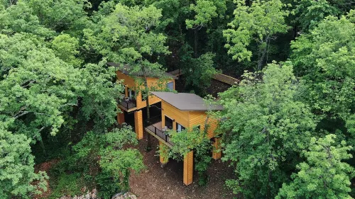 The Riverbirch Treehouse-close to town yet steps away from total wilderness