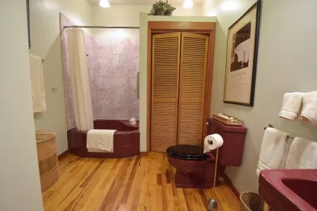 Downtown Port Townsend - Hillside Penthouse Vacation Rental Отели рядом с достопримечательностью «Port Townsend Marine Science Center»