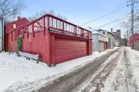 The Redwood Retreat- 5Bed/4Ba with a Rooftop Deck in the Heart of Ohio City 搖滾名人堂附近的飯店