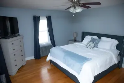 Cozy 2 bedroom home located minutes from downtown 綠地三一堂附近的飯店