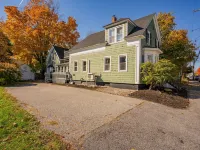 The Downtown Den - King Bed, Dog Friendly, Fire Pit, Parking, Family Friendly Hotels in Saco