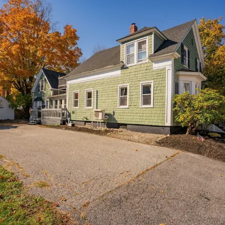 The Downtown Den - King Bed, Dog Friendly, Fire Pit, Parking, Family Friendly