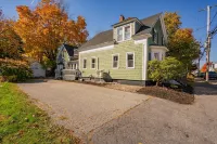 The Downtown Den - King Bed, Dog Friendly, Fire Pit, Parking, Family Friendly