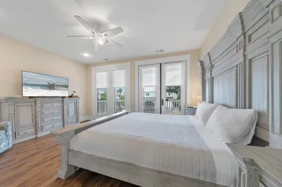 Pet-Friendly Beach House, 2 Blocks from the Ocean