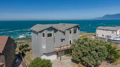 Oceanfront Luxurious Home, Pet Friendly, Hot Tub, Fly In and Walk from Airstrip Hotels near Cape Mendocino Lighthouse(At Shelter Cove)