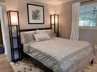 Spanish Moss Cottage: pet friendly getaway on the beautiful Spanish Moss Trail!