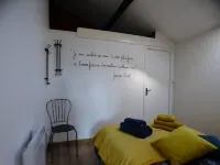 CHARMING COTTAGE WITH TERRACE OVERLOOKING THE COUNTRYSIDE Hotels in Bioussac