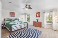 Charming Holiday House Near Austin Hotels near Ruffles & Rust