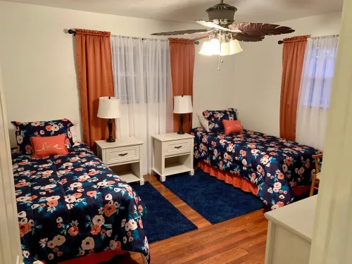 HUGE Family/Team/Group Luxury Home, Pets & Wheelchair Friendly, Sleeps 13-18