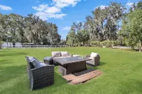 Modern 3 Br Bungalow Sleep 8, Family/Pet Friendly, 15 Min from Downtown/Outlets Hotels in Garden City