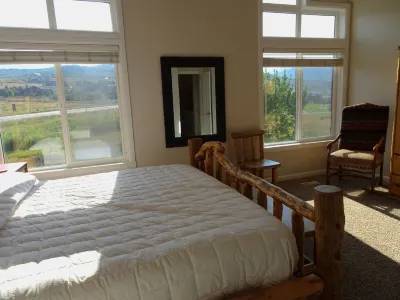 Basinview Lakeside Mountain Escape - All Season Getaway!