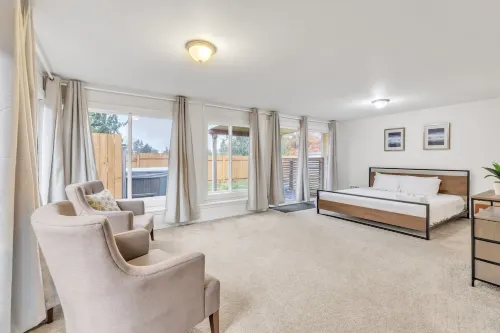 5min from Airport! Sleeps 16+! Great location. Close to everything⭐