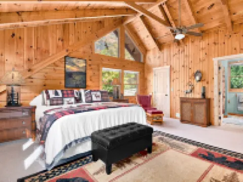 Decorated Christmas Log Cabin with Mountain View, Hot Tub, Pool Table, Sleeps 10