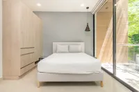 Luxury 2BR with Balcony, Direct Access to 5th Ave