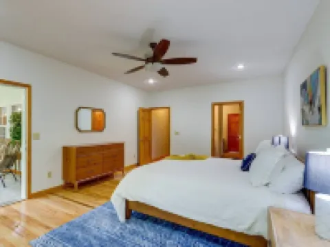 Modern Home in the Heart of Murphy, Hi-Tech Massage Chair, Jetted Tub, KING Bd! Hotels in Murphy