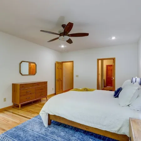 Modern Home in the Heart of Murphy, Hi-Tech Massage Chair, Jetted Tub, KING Bd! Отели в г. Мерфи