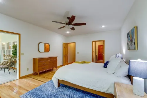 Modern Home in the Heart of Murphy, Hi-Tech Massage Chair, Jetted Tub, KING Bd!