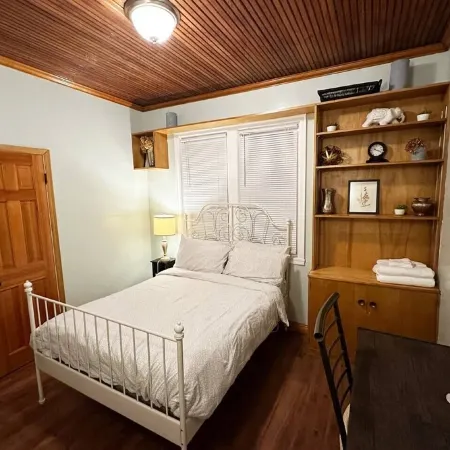 Clean 1st floor 4 bedroom Near Downtown [1-4]