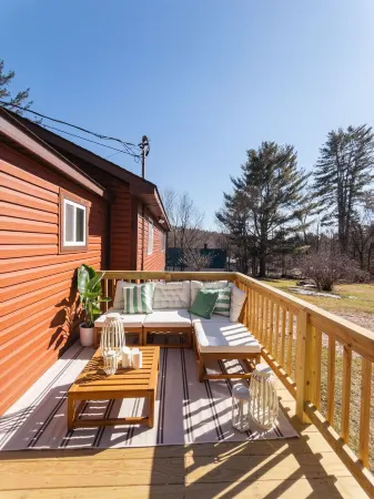Chic Catskills Cabin w/ Fireplace, Firepit, 30min to Ski Big Bear Resort.