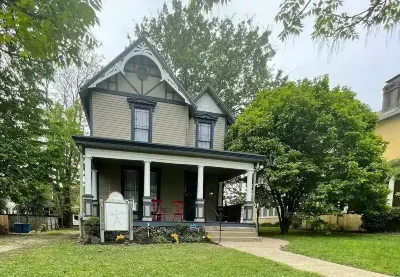 Parris on Main - Perfect for downtown Shelbyville, Bourbon Trail, and the Derby Hotels near Red Orchard Park