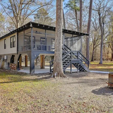 Riverfront Cottage with 2 docks and firepit located on the Edisto River