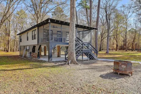Riverfront Cottage with 2 docks and firepit located on the Edisto River
