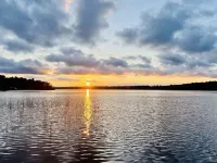 Spacious getaway nestled between two beautiful lakes!