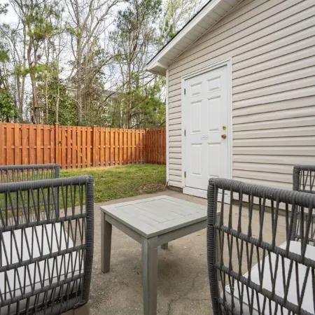 Quiet Boho Townhouse; 15 Min to Beach Отели в г. Силвер Лейк