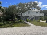 Unique 2 Suites, 3 Min Walk Beach, 5 Min to Downtown Hotels in Vilano Beach