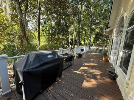 Peaceful 3 bedroom oasis home close to tennis and shopping