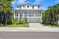 🌴☀️New Vacation Home! Steps from Beach! 4/2.5, Sleeps 8 ☀️🌴 Hotel a Redington Beach