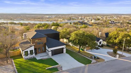 *Basketball,Pickleball, Hot Tub & Space Vibes. Aliens Await! Отели в г. Марбл Фолс